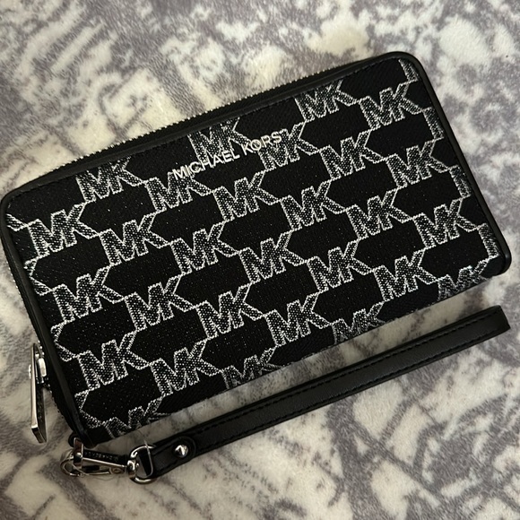 New Michael Kors wallet - Picture 1 of 4